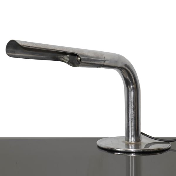 Ingo Maurer per Design M - Lampada da tavolo modello Gulp, in metallo cromato.