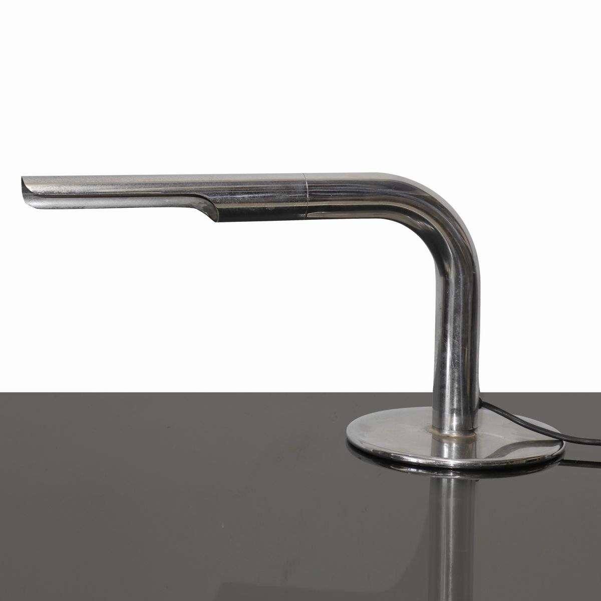 Ingo Maurer per Design M - Lampada da Tavolo Modello Gulp, in Metallo Cromato.