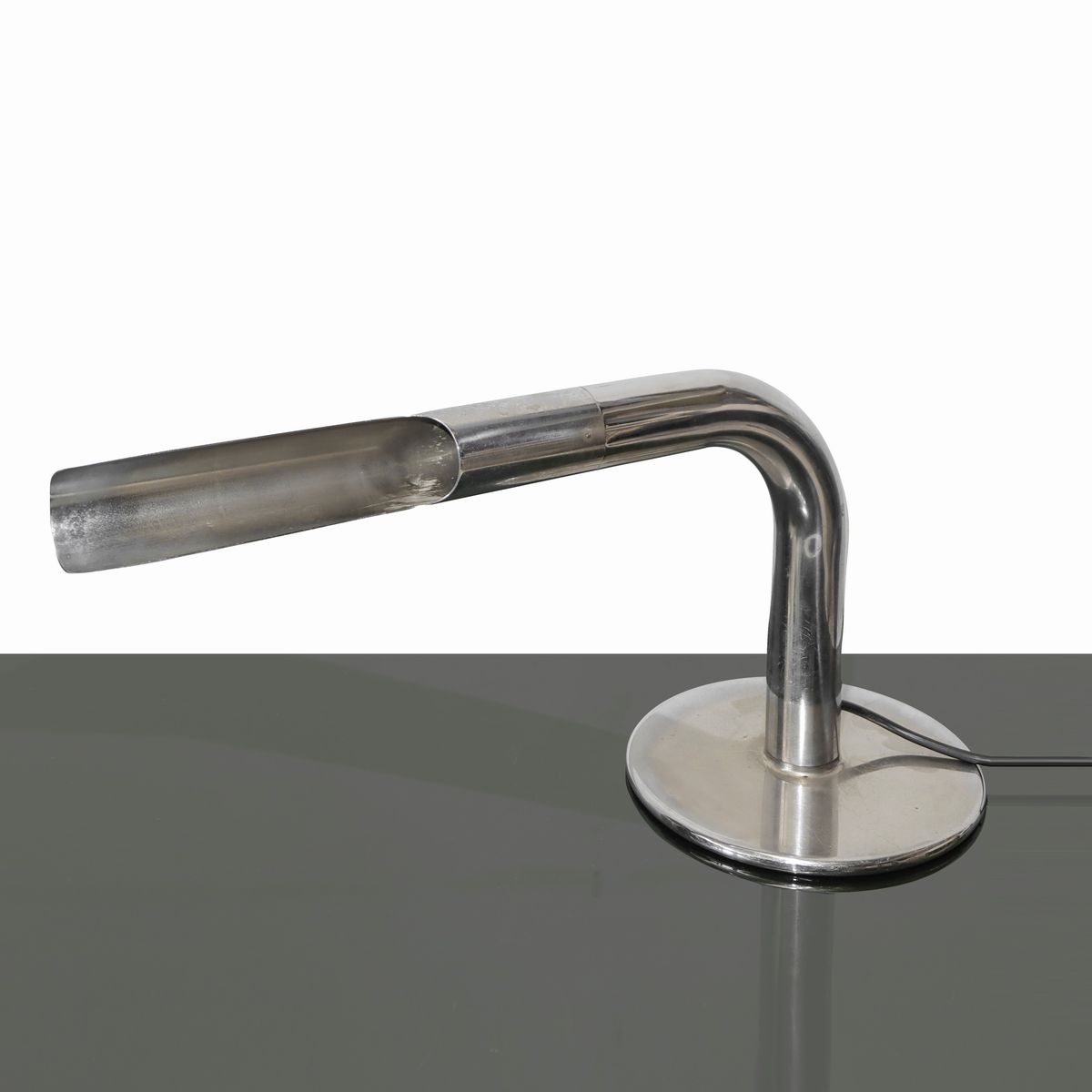 Ingo Maurer per Design M - Lampada da Tavolo Modello Gulp, in Metallo Cromato.