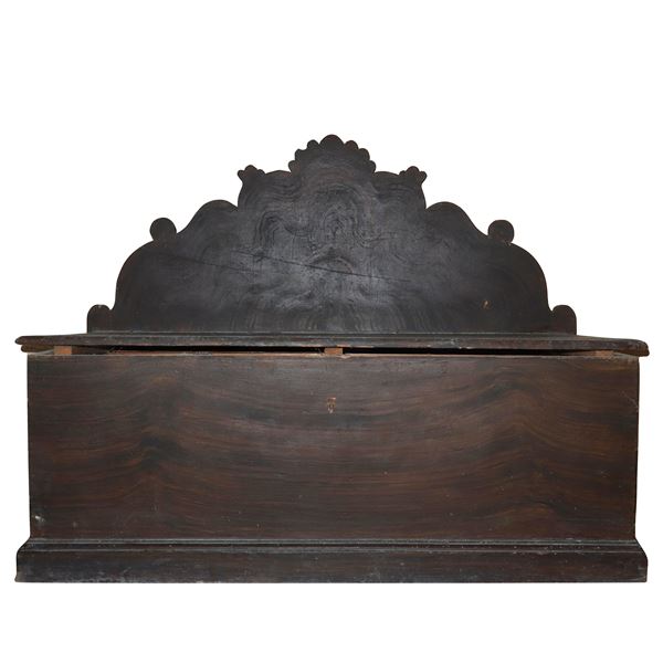 Chest with riser