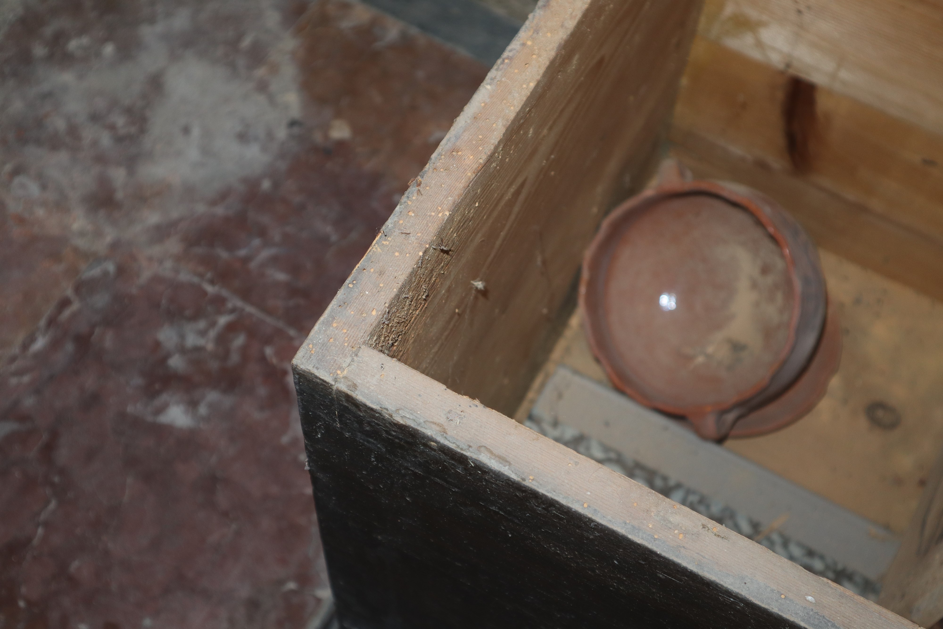 Cassapanca con alzata, legno di abete, Sicilia XVIII Sec.