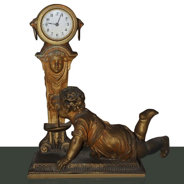 Orologio con bambino che beve alla fonte