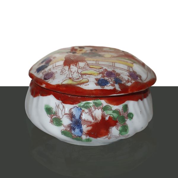 Jewelry box with lid