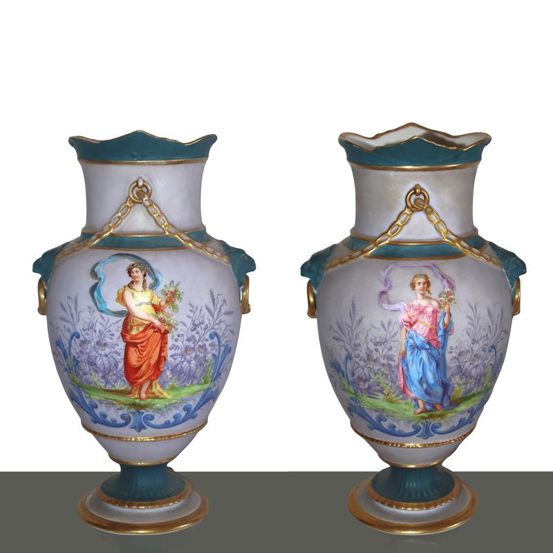 Coppia vasi in porcellana dipinta con raffigurazione di figure femminili, finiture in oro e manig...