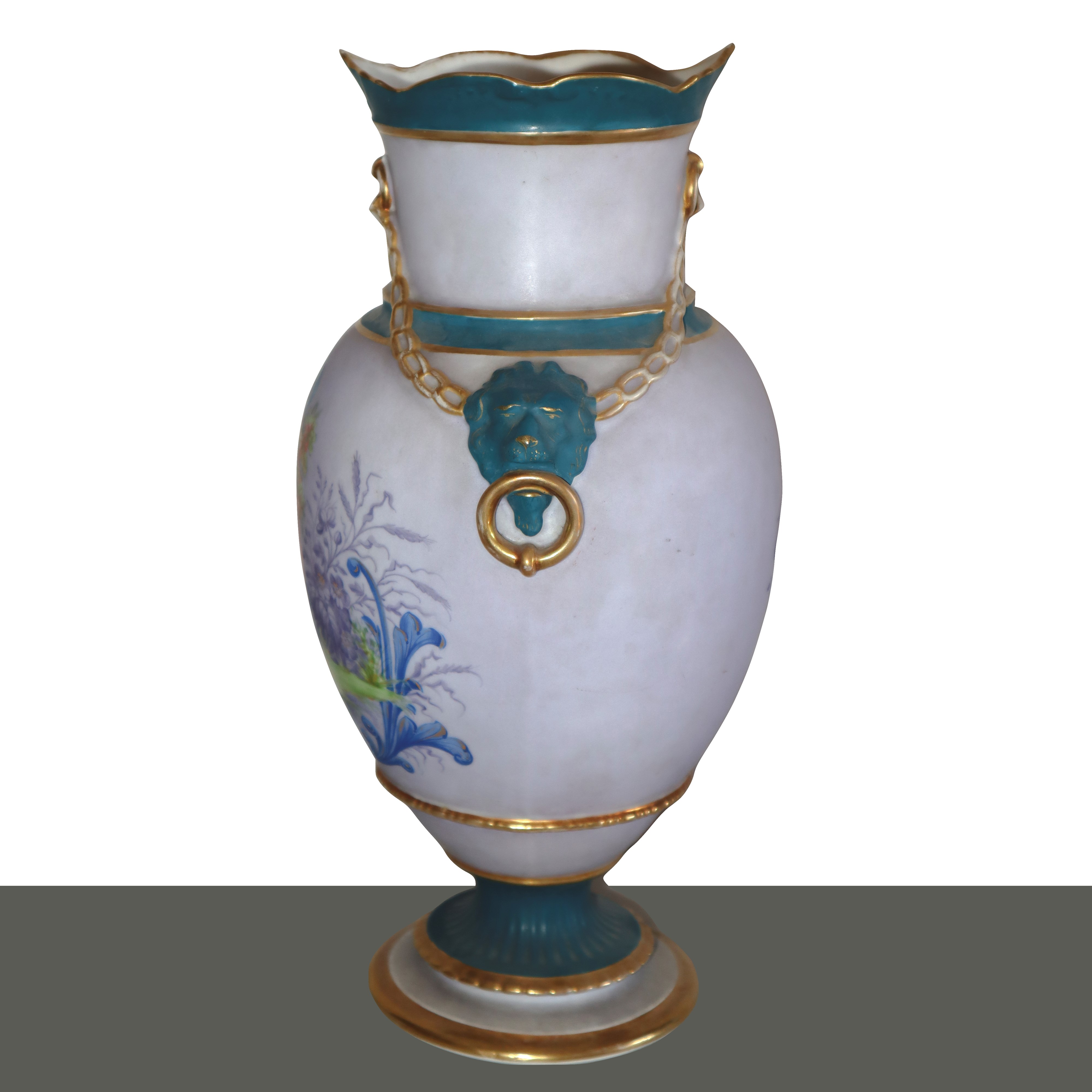 Coppia vasi in porcellana dipinta con raffigurazione di figure femminili, finiture in oro e manig...