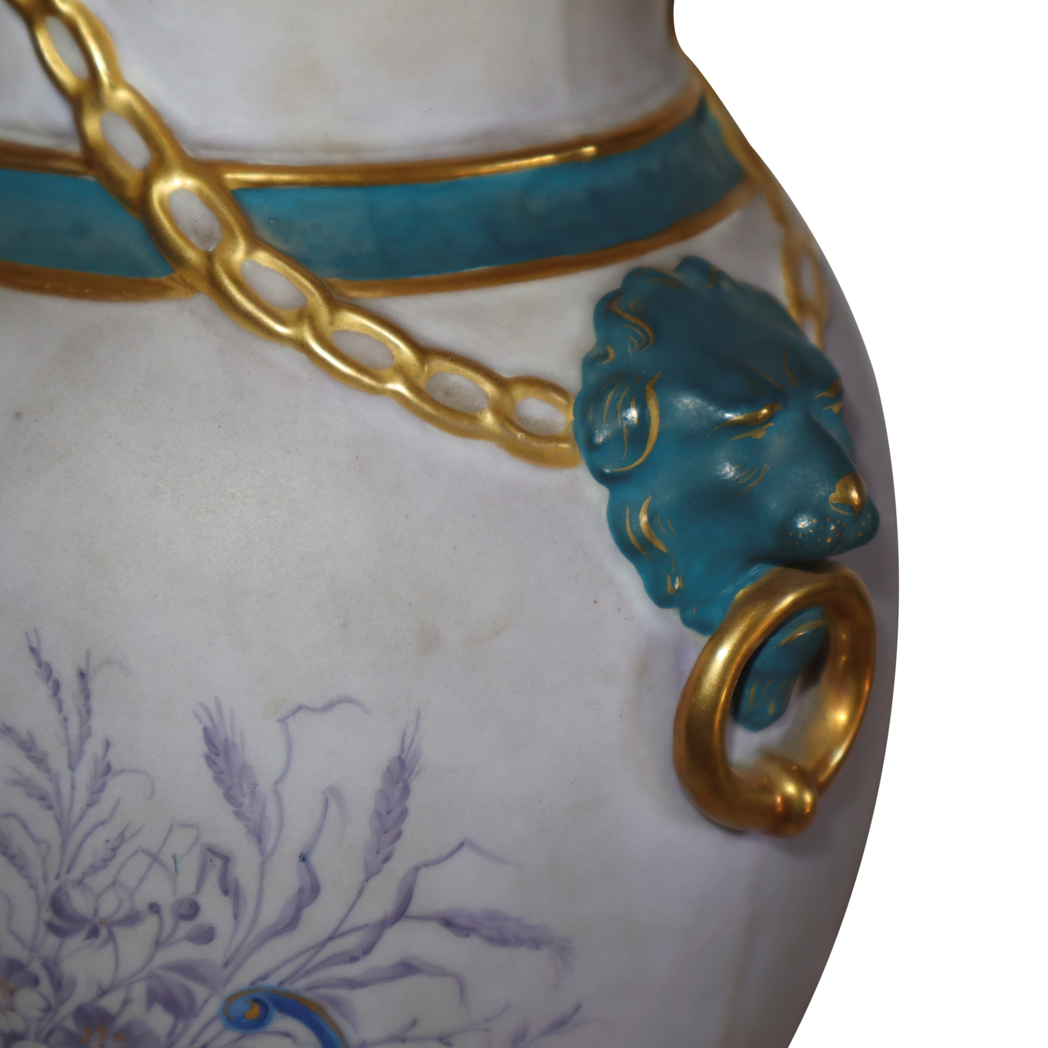 Coppia vasi in porcellana dipinta con raffigurazione di figure femminili, finiture in oro e manig...