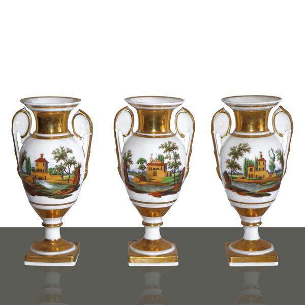 N°3 vasetti, Vecchia Francia, in porcellana bianca e dorata con decorazioni di paesaggi su ambo i lati.
