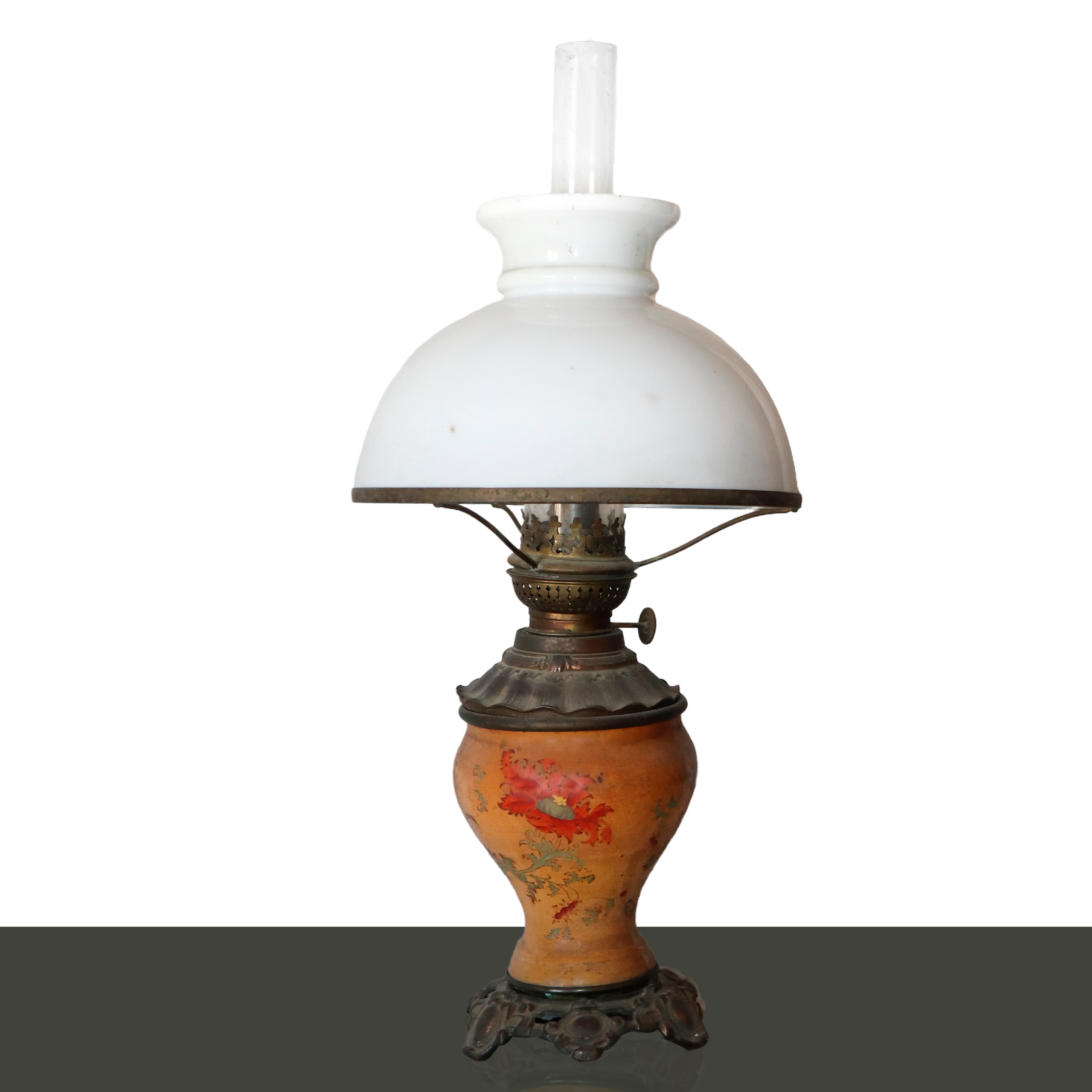 Coppia di lumi a petrolio con disegni floreali