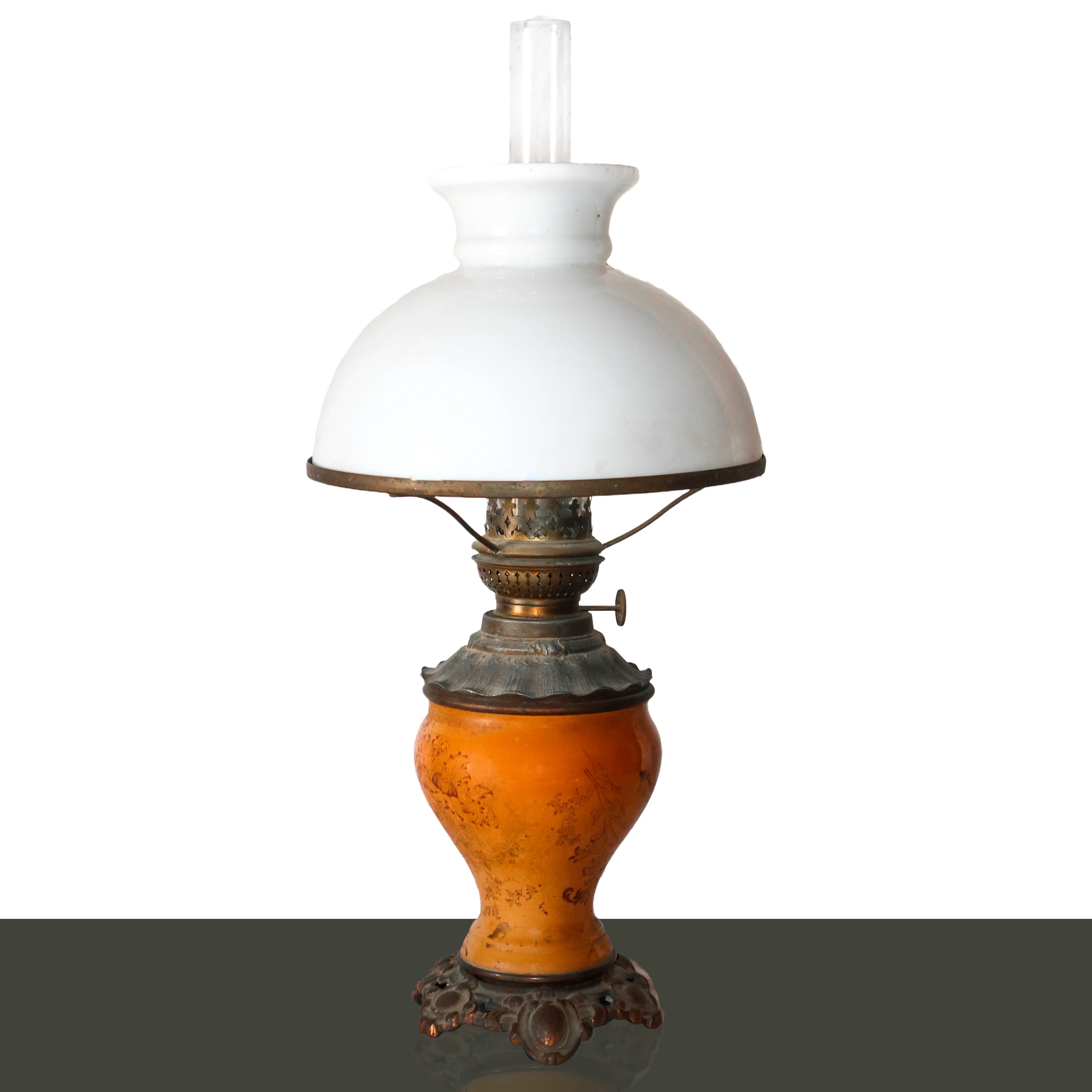 Coppia di lumi a petrolio con disegni floreali