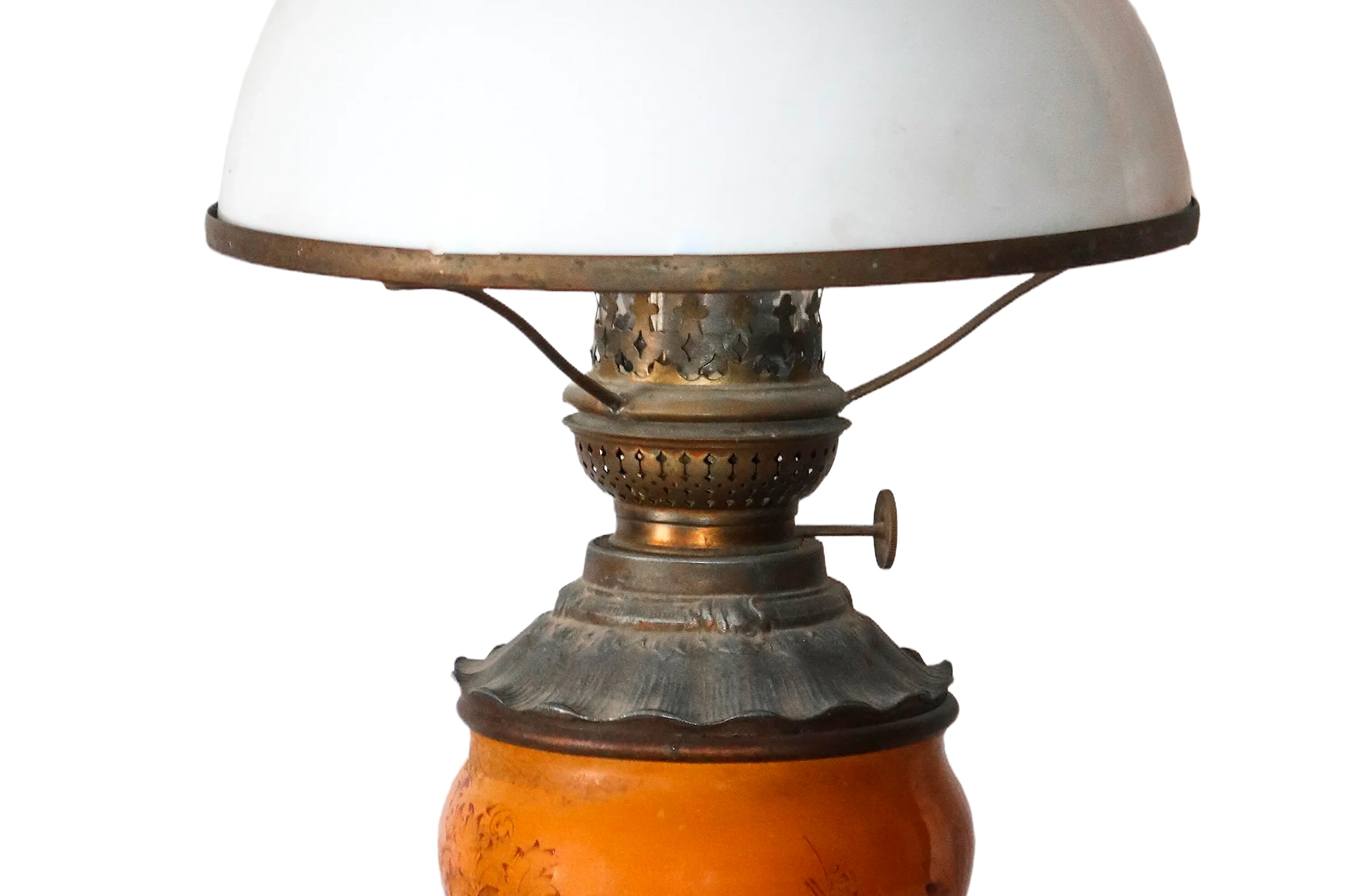 Coppia di lumi a petrolio con disegni floreali