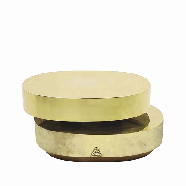 Iconic Scultura coffee table from the Plurimi series with brass structure.