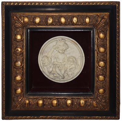 Bassorillievo Ovale Raffigurante Gioco di Putti in Cornice Dorata