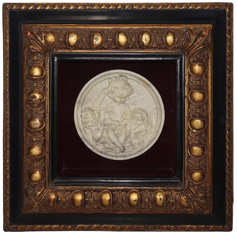 Bassorillievo Ovale Raffigurante Gioco di Putti in Cornice Dorata