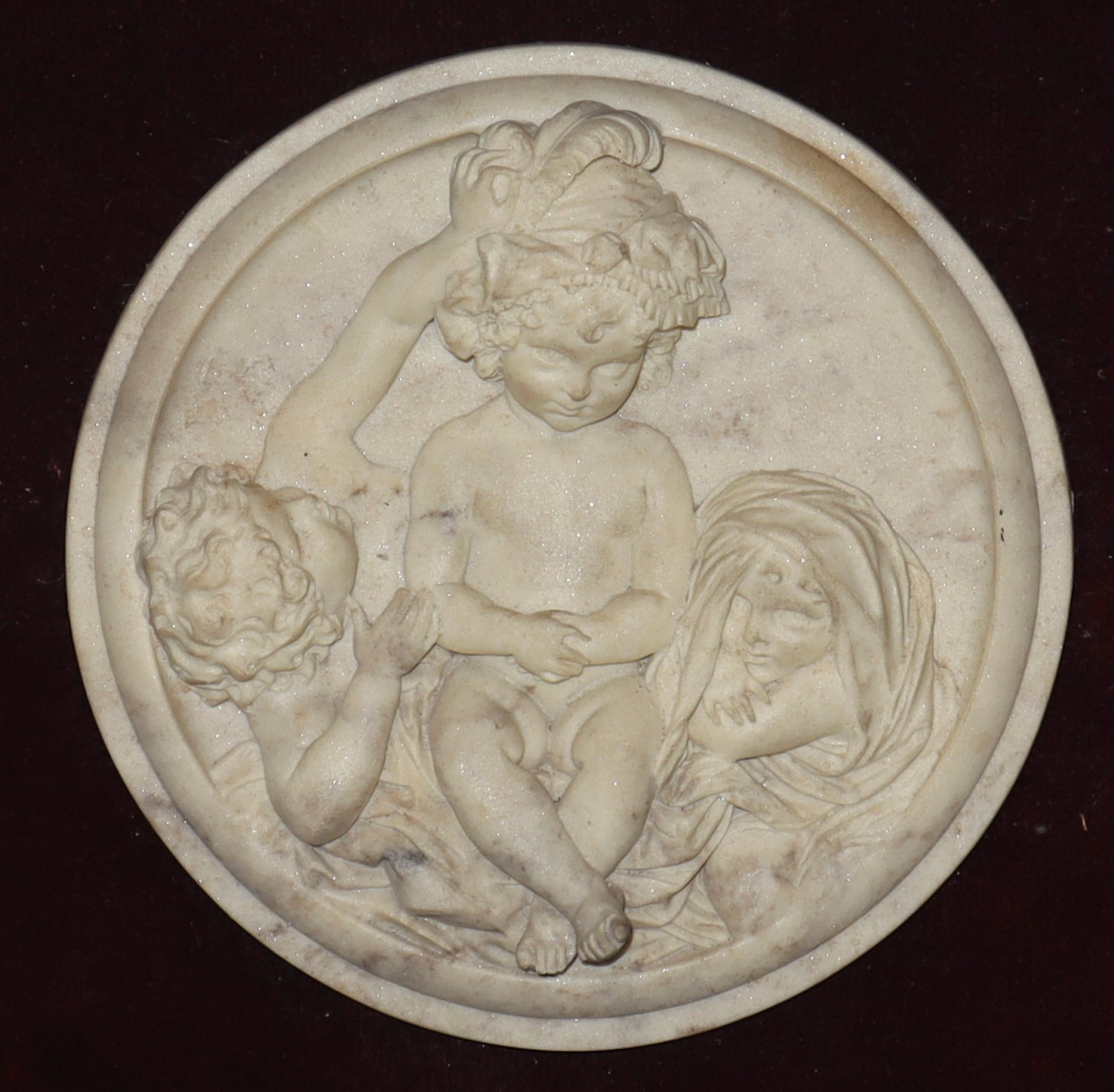 Bassorillievo Ovale Raffigurante Gioco di Putti in Cornice Dorata