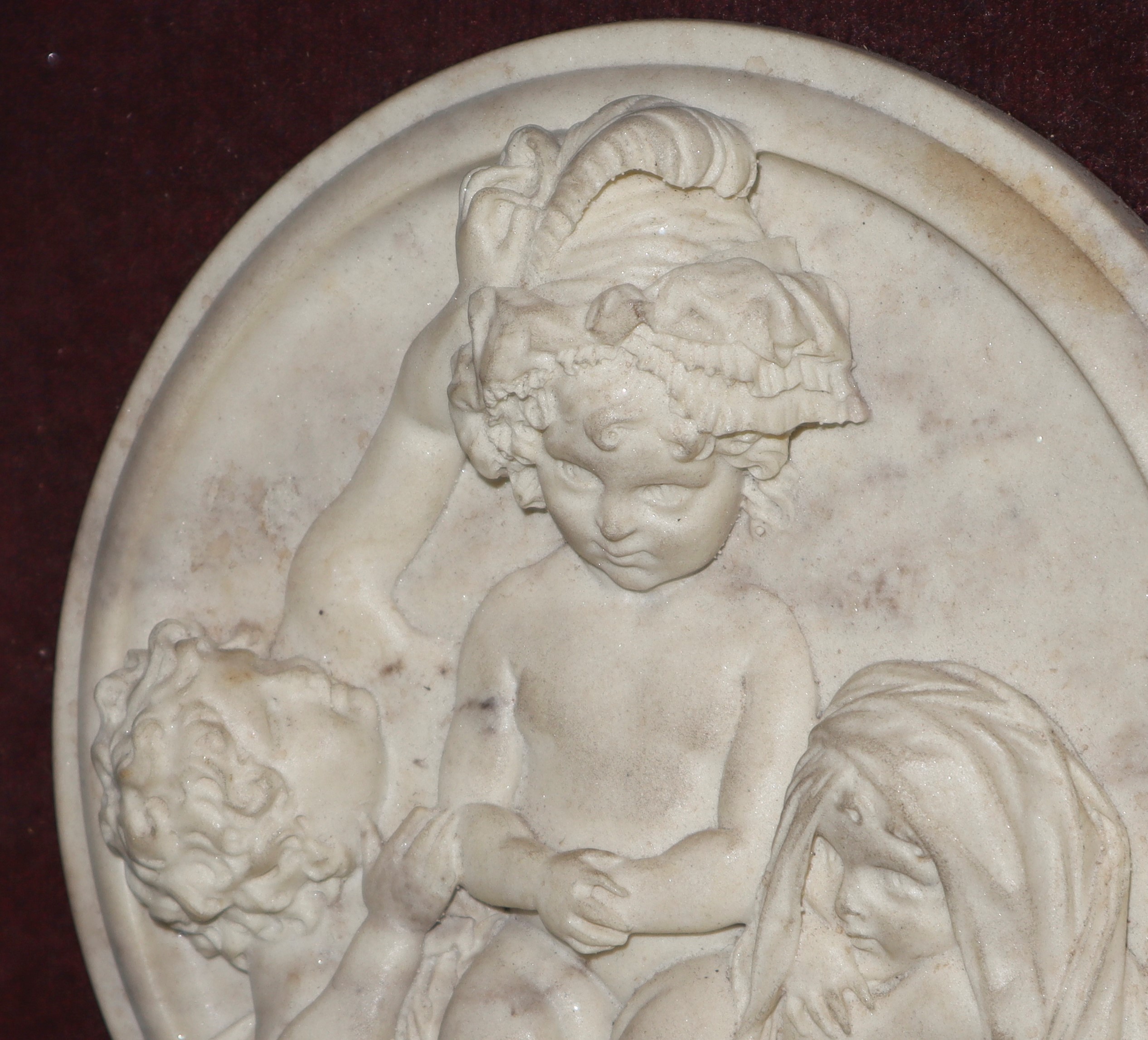 Bassorillievo Ovale Raffigurante Gioco di Putti in Cornice Dorata