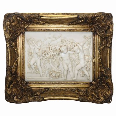Bassorillievo Raffigurante Gioco di Putti con Fiori in Cornice Dorata