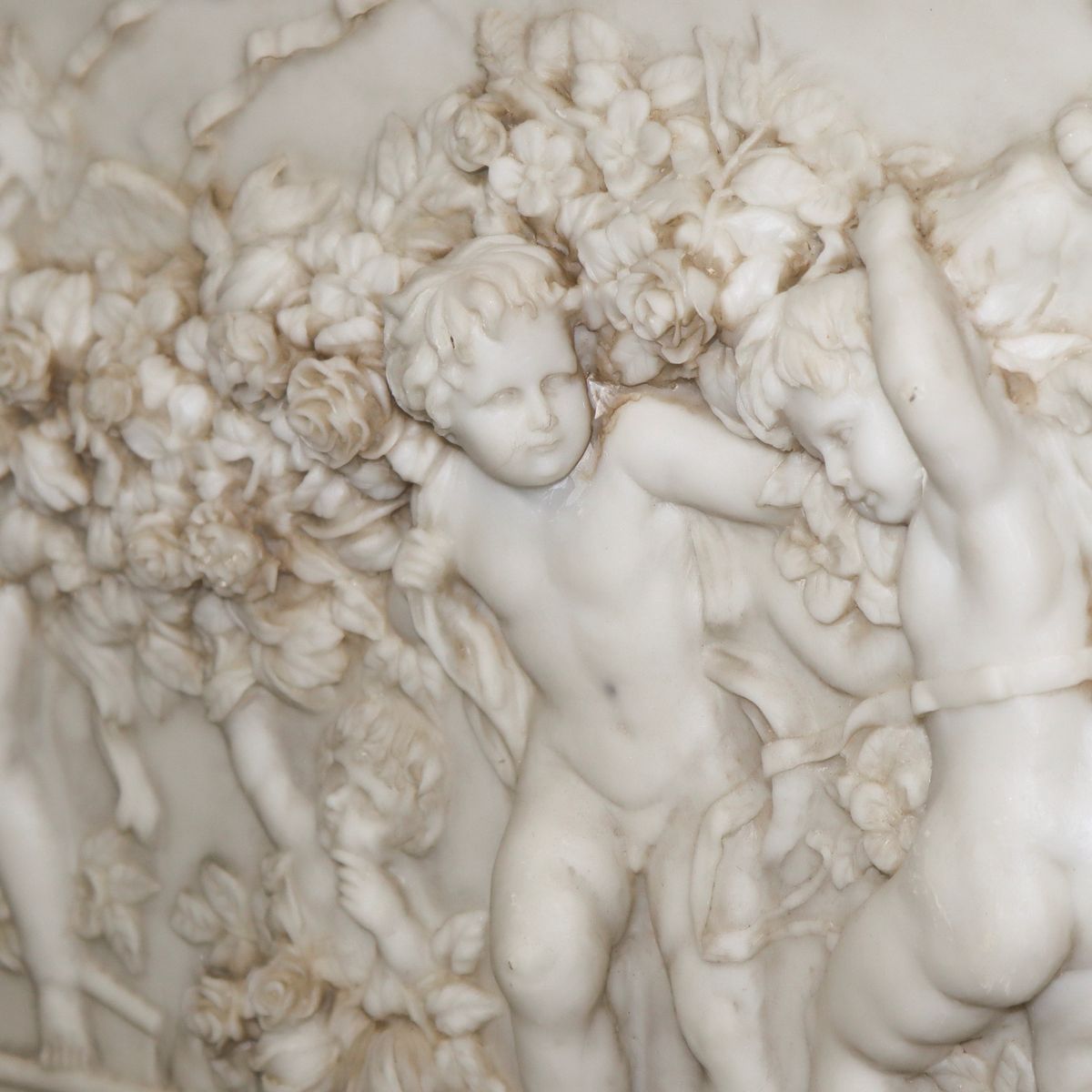 Bassorillievo Raffigurante Gioco di Putti con Fiori in Cornice Dorata