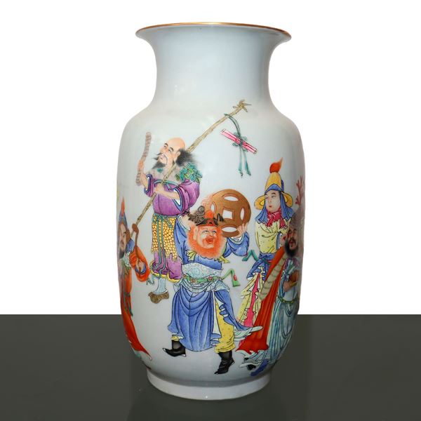 Vaso in maiolica dipinta con storie e fiabe cinesi
