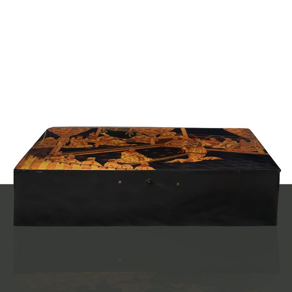 Lacquered and gilded box with characters