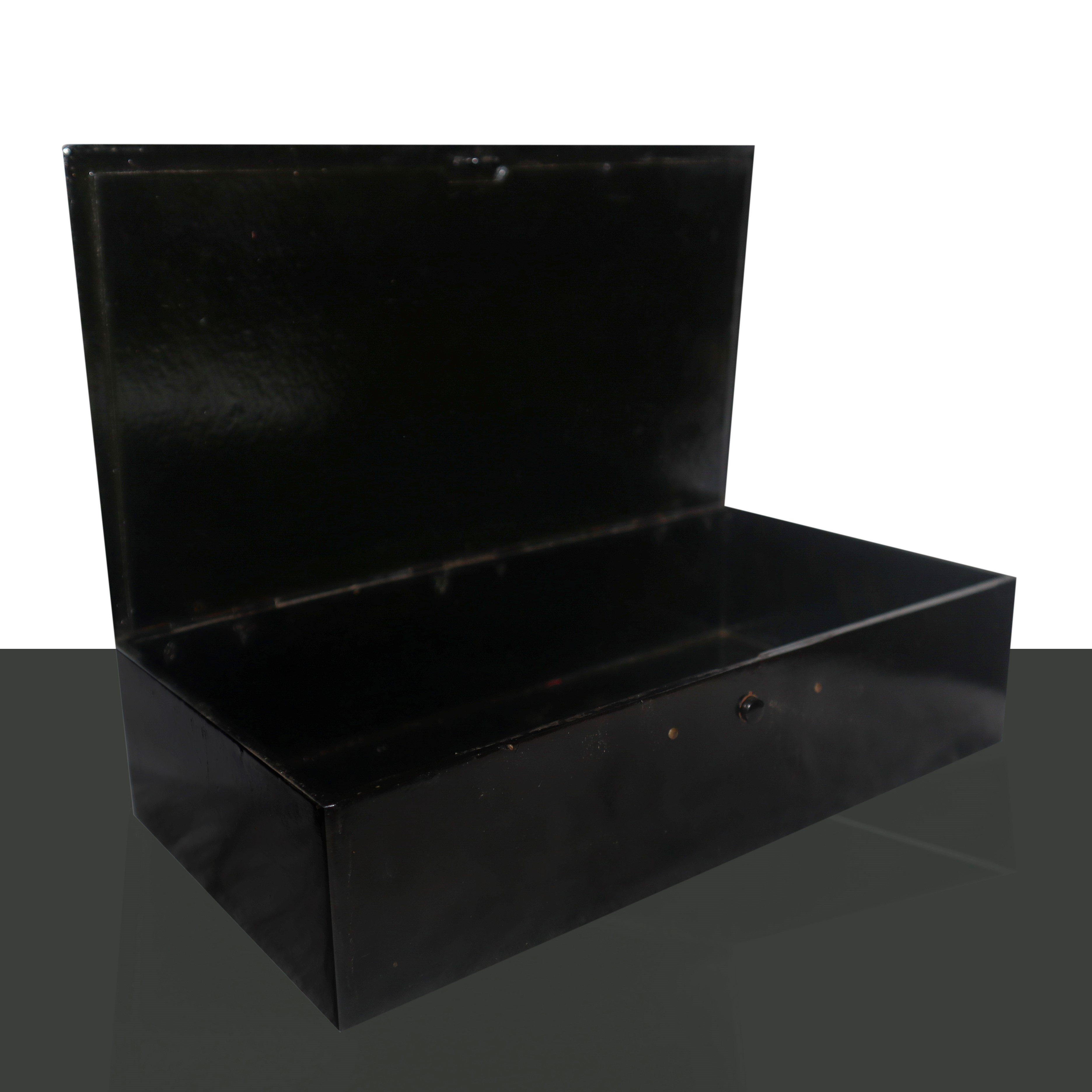 Scatola laccata e dorata con personaggi