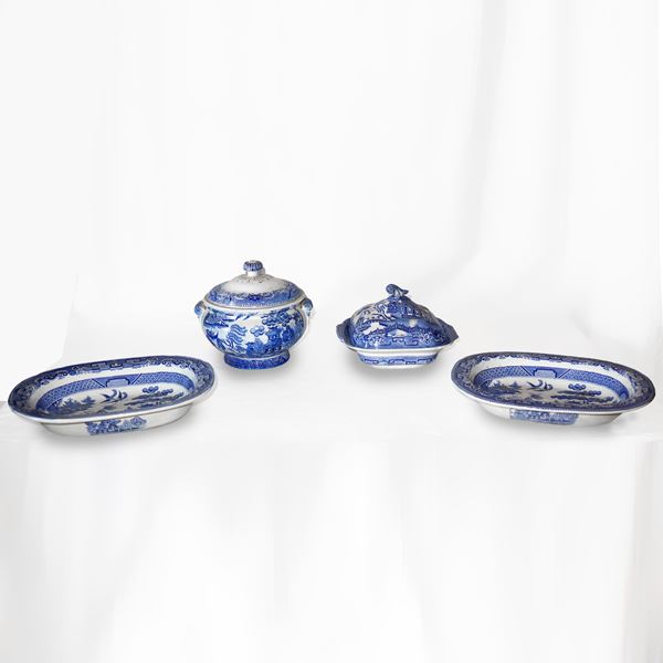 Two oval soup plates and two potiches with oriental designs