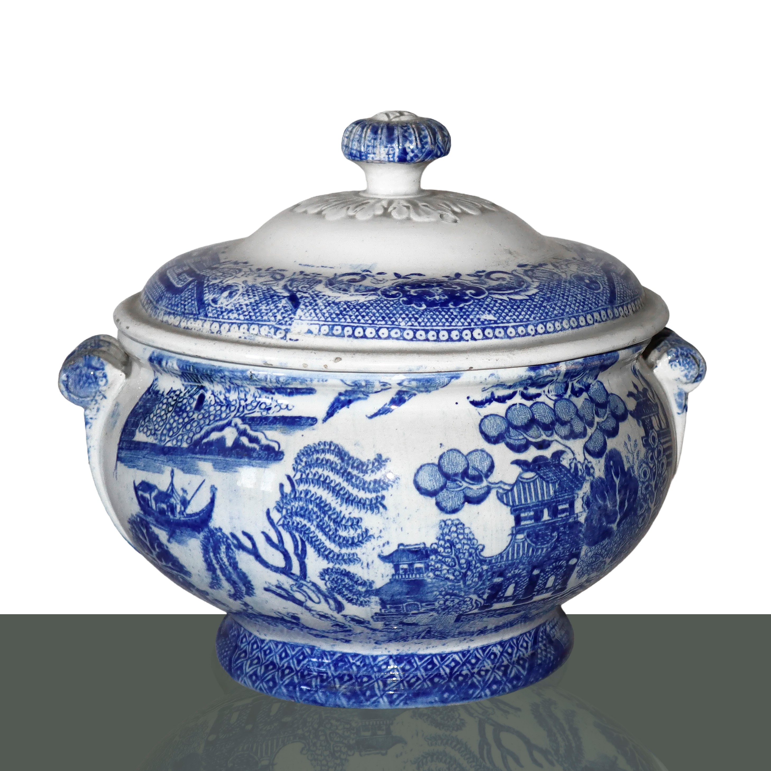 Due piatti fondi ovali e due potiches con disegni orientali