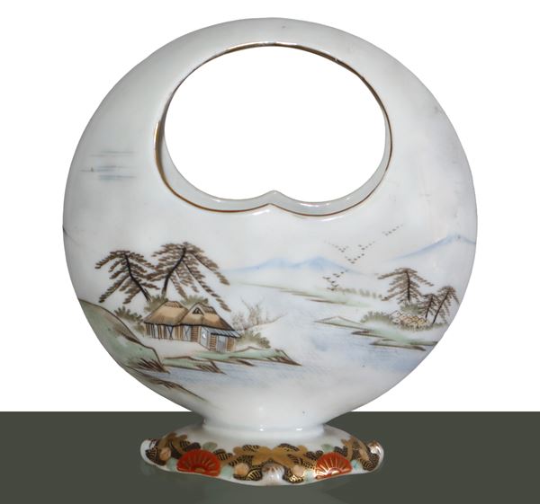 Vaso in porcellana cinese con dipinti di paesaggi su ambo i lati