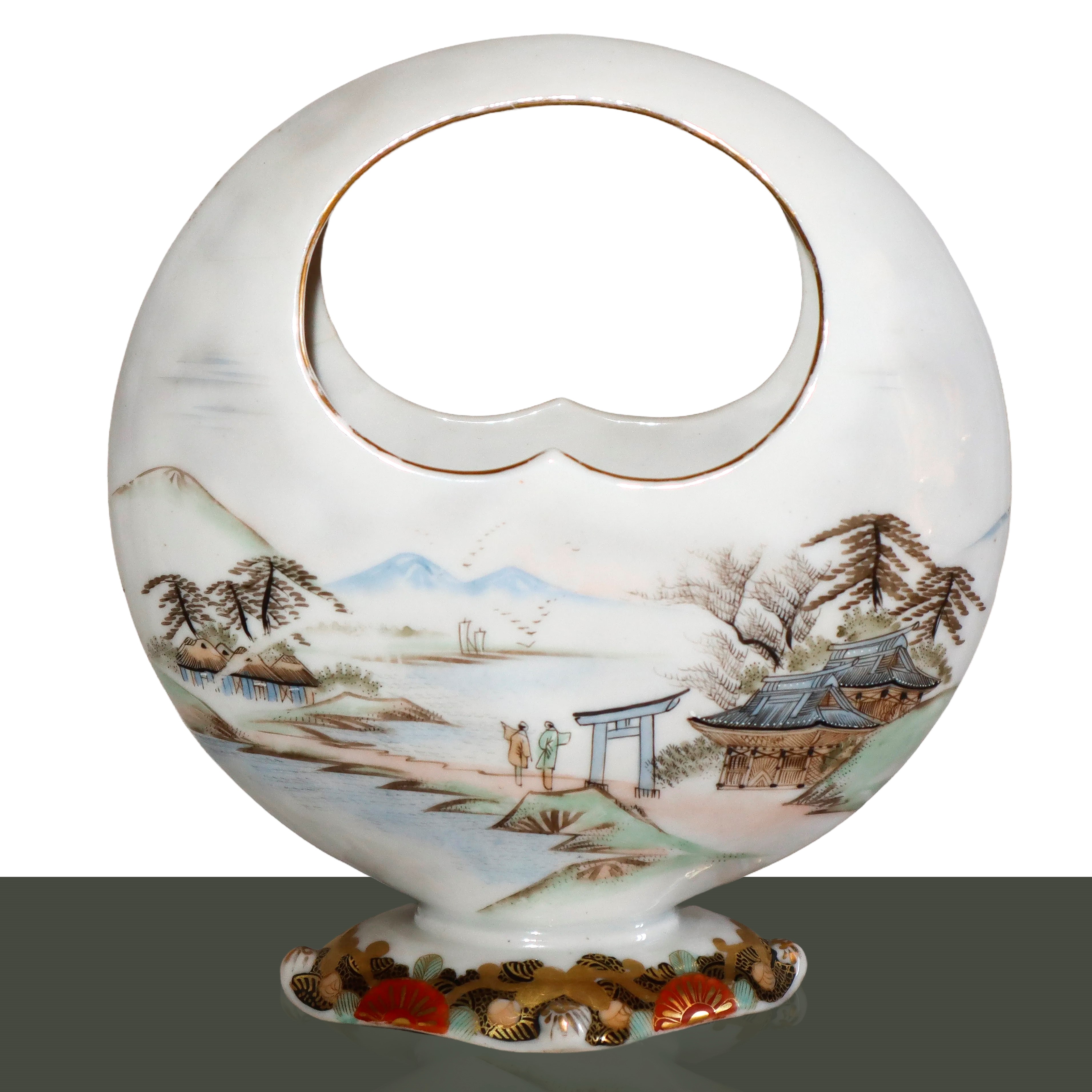 Vaso in porcellana cinese con dipinti di paesaggi su ambo i lati