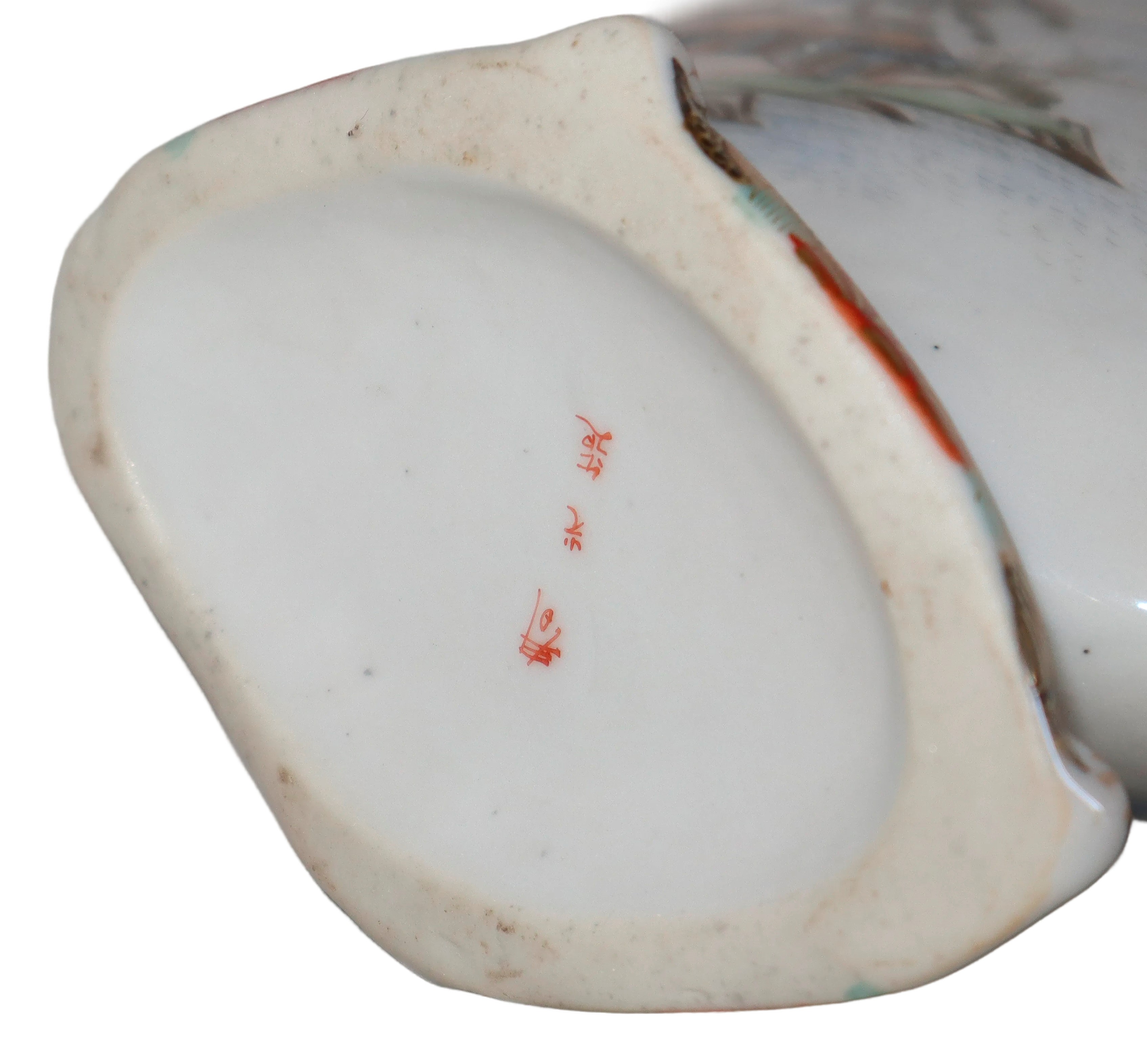 Vaso in porcellana cinese con dipinti di paesaggi su ambo i lati