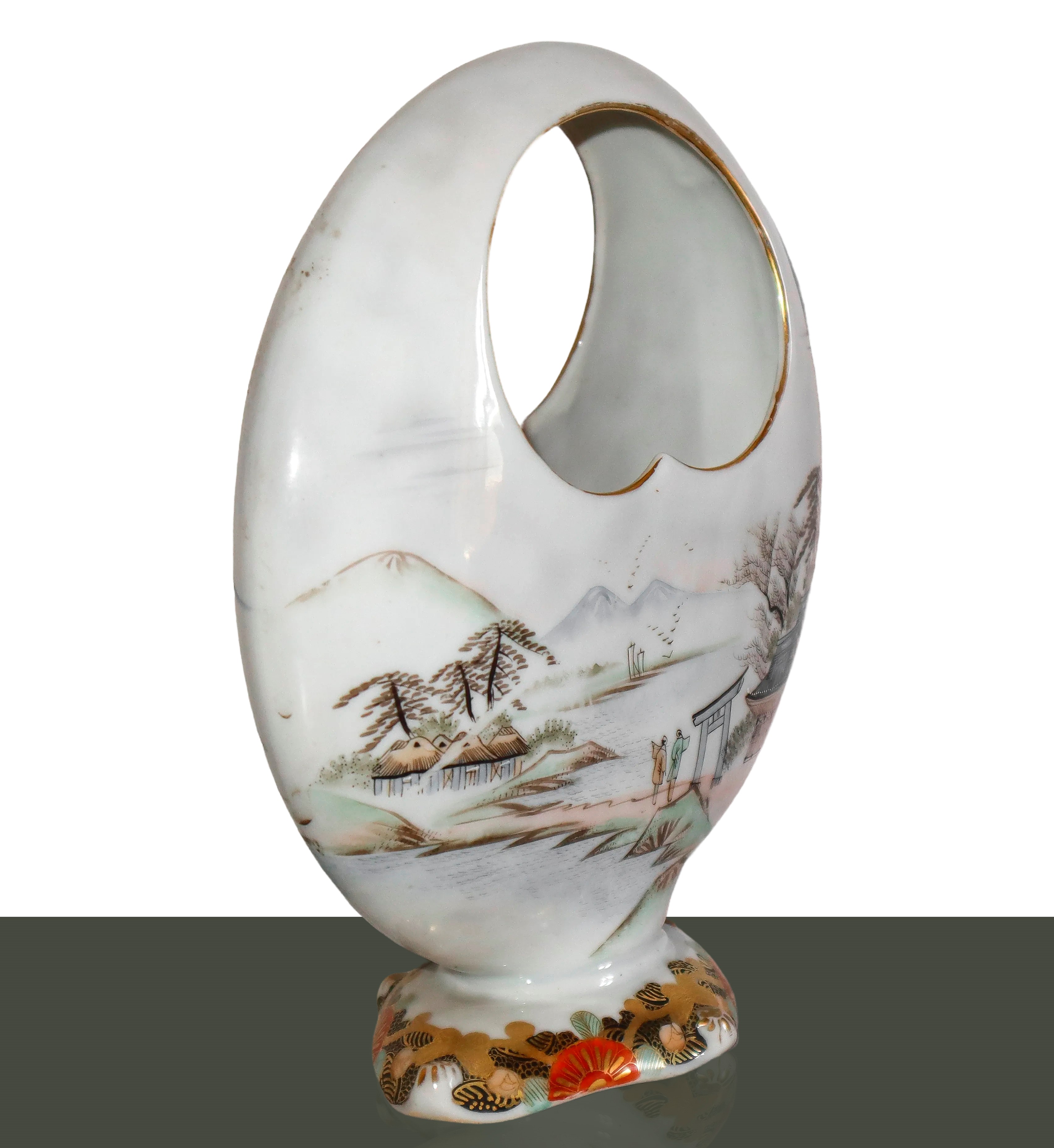 Vaso in porcellana cinese con dipinti di paesaggi su ambo i lati