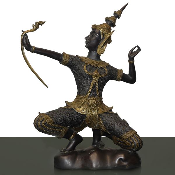 Statua thailandese, divinità con arco