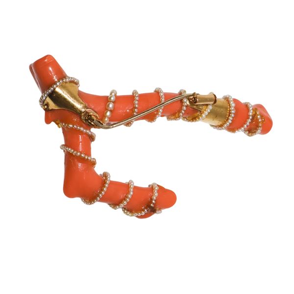 Brooch in 18 kt gold, coral branch and beads