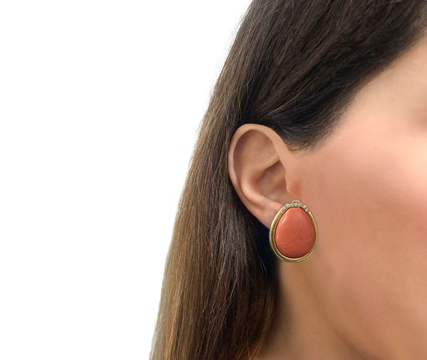 Big earrings in 18kt gold, corals and 0,16ct brilliants