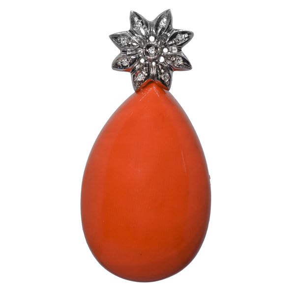 Pendant in 18kt white gold and diamonds, with almond coral