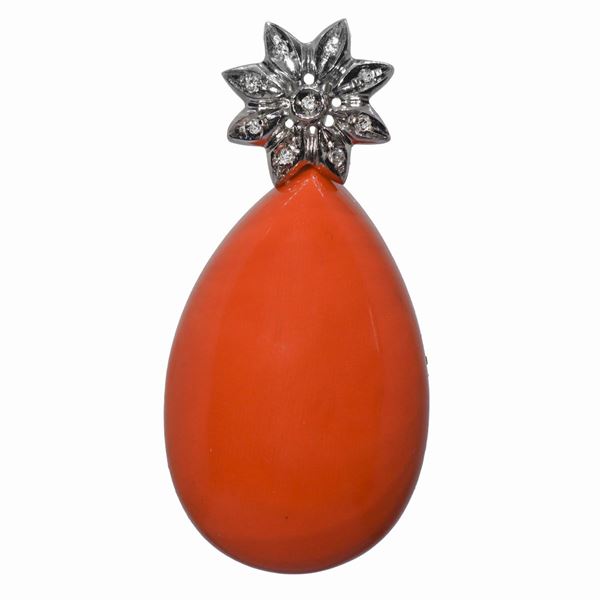 Pendant in 18kt white gold and diamonds, with almond coral