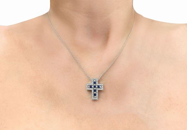 Damiani - Pendant with cross in 18kt gold, round brilliant cut diamond 0.55 and carrè sapphires 0.30