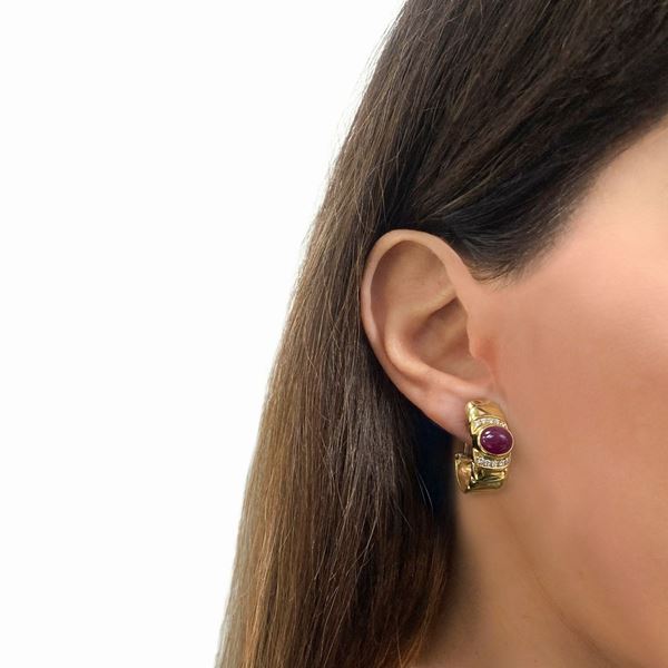 Earrings in 18 kt gold with cabochon rubies and brilliant cut diamonds 0.20 ct