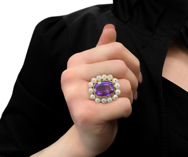 18 kt gold ring with purple stone and string of pearls