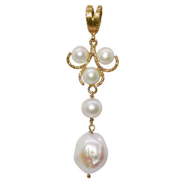 18 kt gold pendant with freshwater and cultured pearls