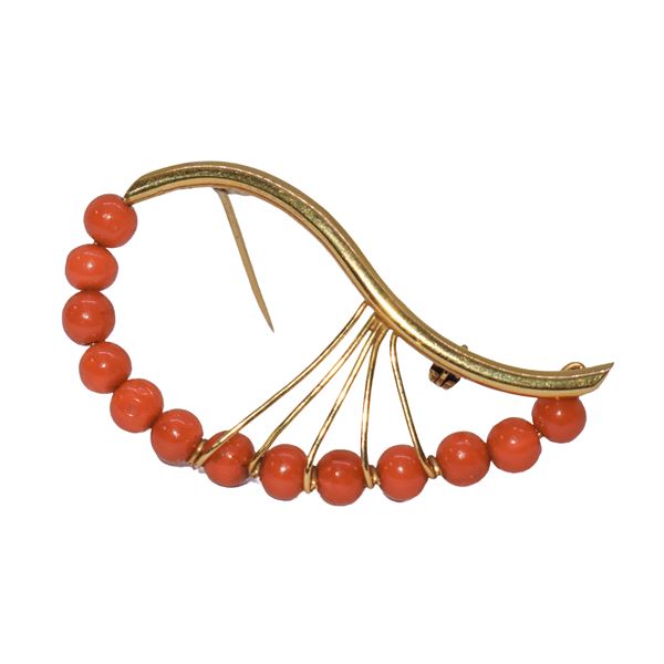 Brooch in 18kt gold with sphere corals