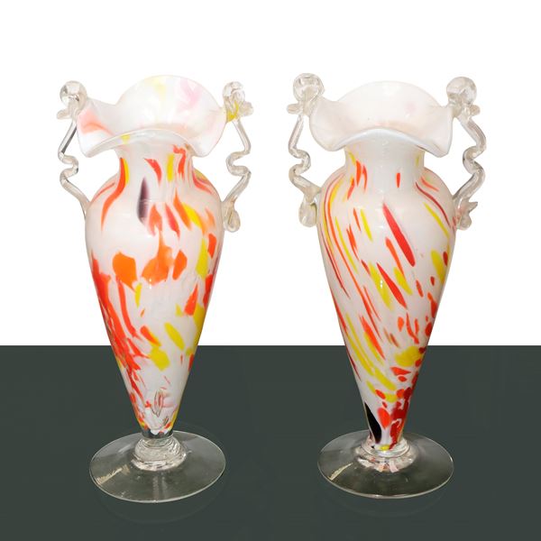 Coppia vasi in vetro di Murano nei toni del giallo e rosso su bianco lattimi