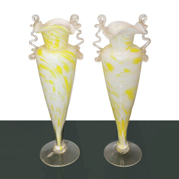 Coppia vasi in vetro di Murano fondo nei toni del giallo su bianco lattimo