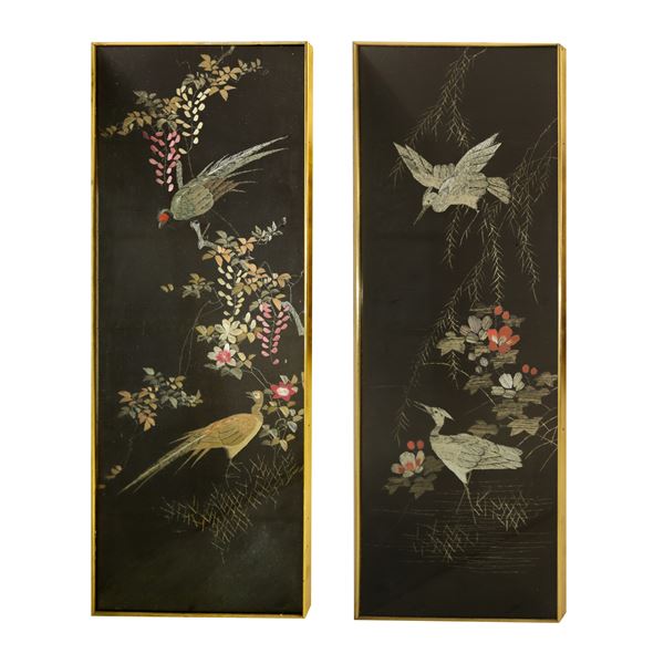 Coppia di dipinti cinesi con uccelli ricamati su seta