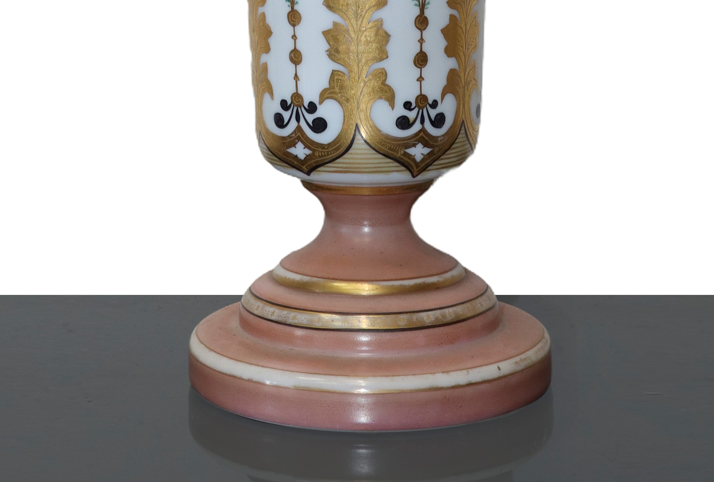 Lume a petrolio in porcellana nei toni del rosa