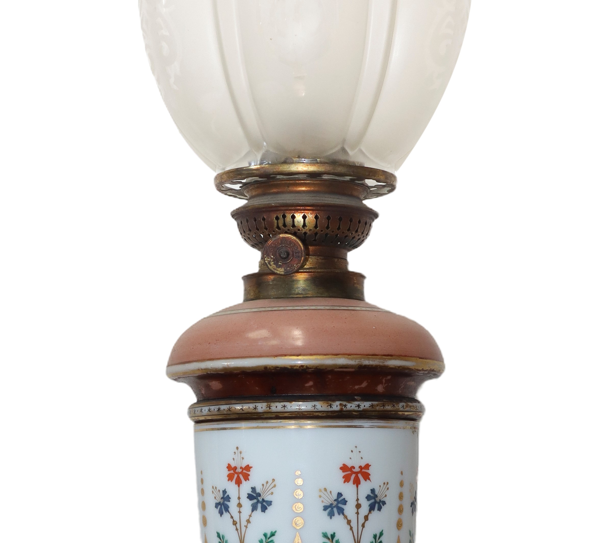 Lume a petrolio in porcellana nei toni del rosa