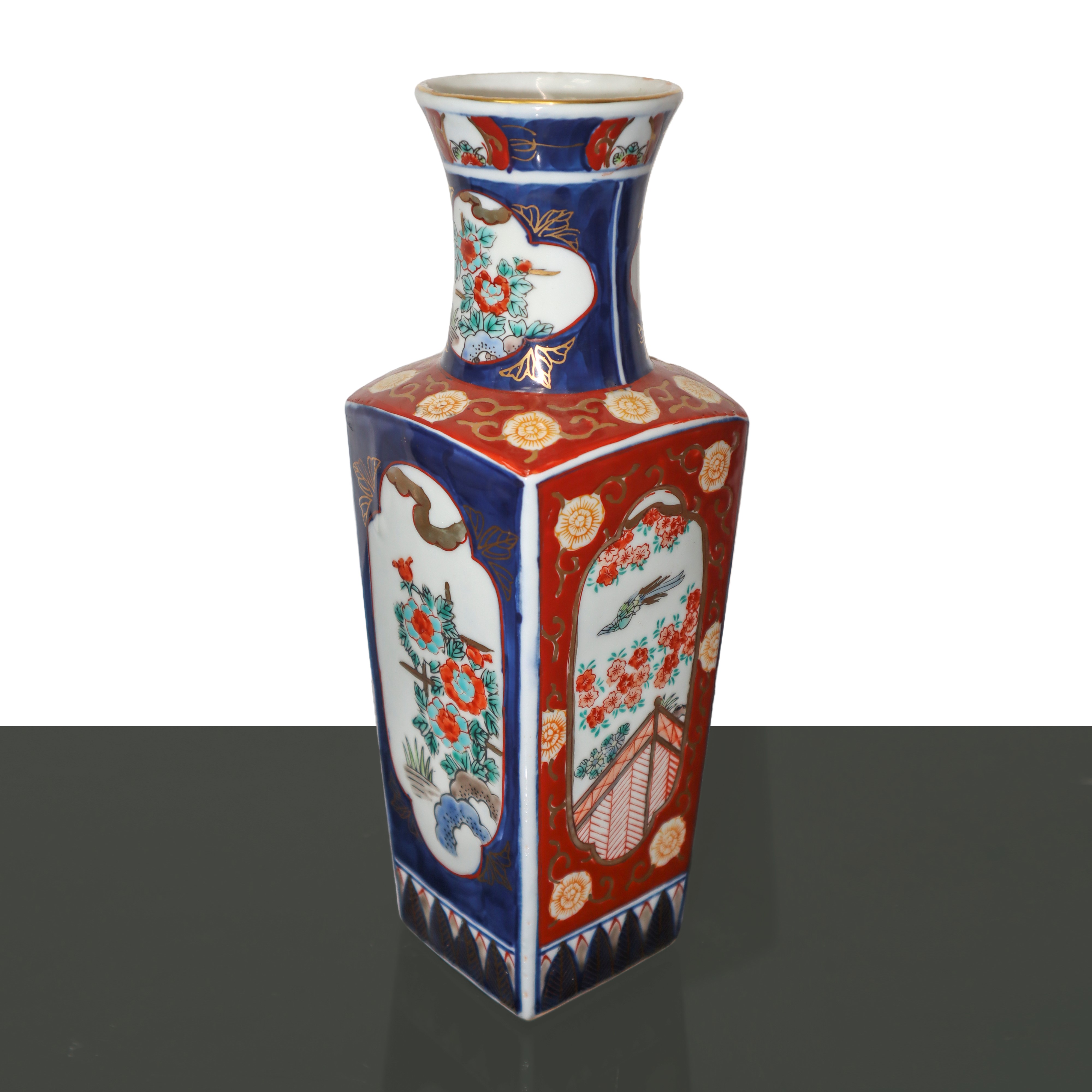 Vaso quadrangolare giapponese dipinto a motivi floreali