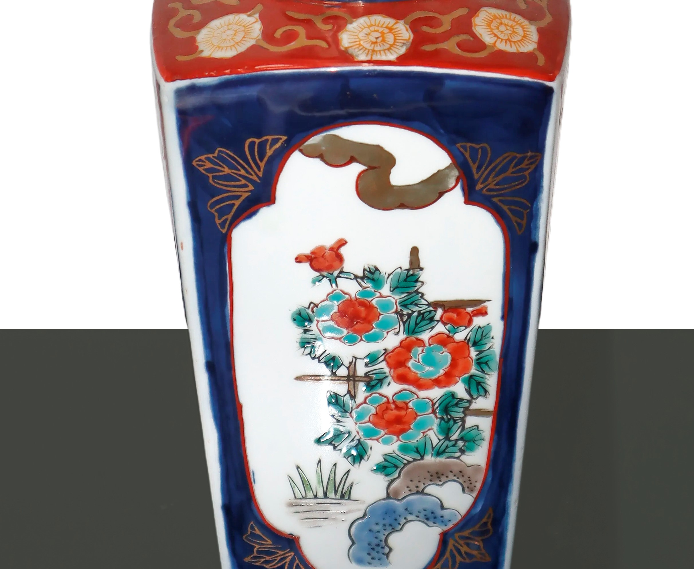 Vaso quadrangolare giapponese dipinto a motivi floreali
