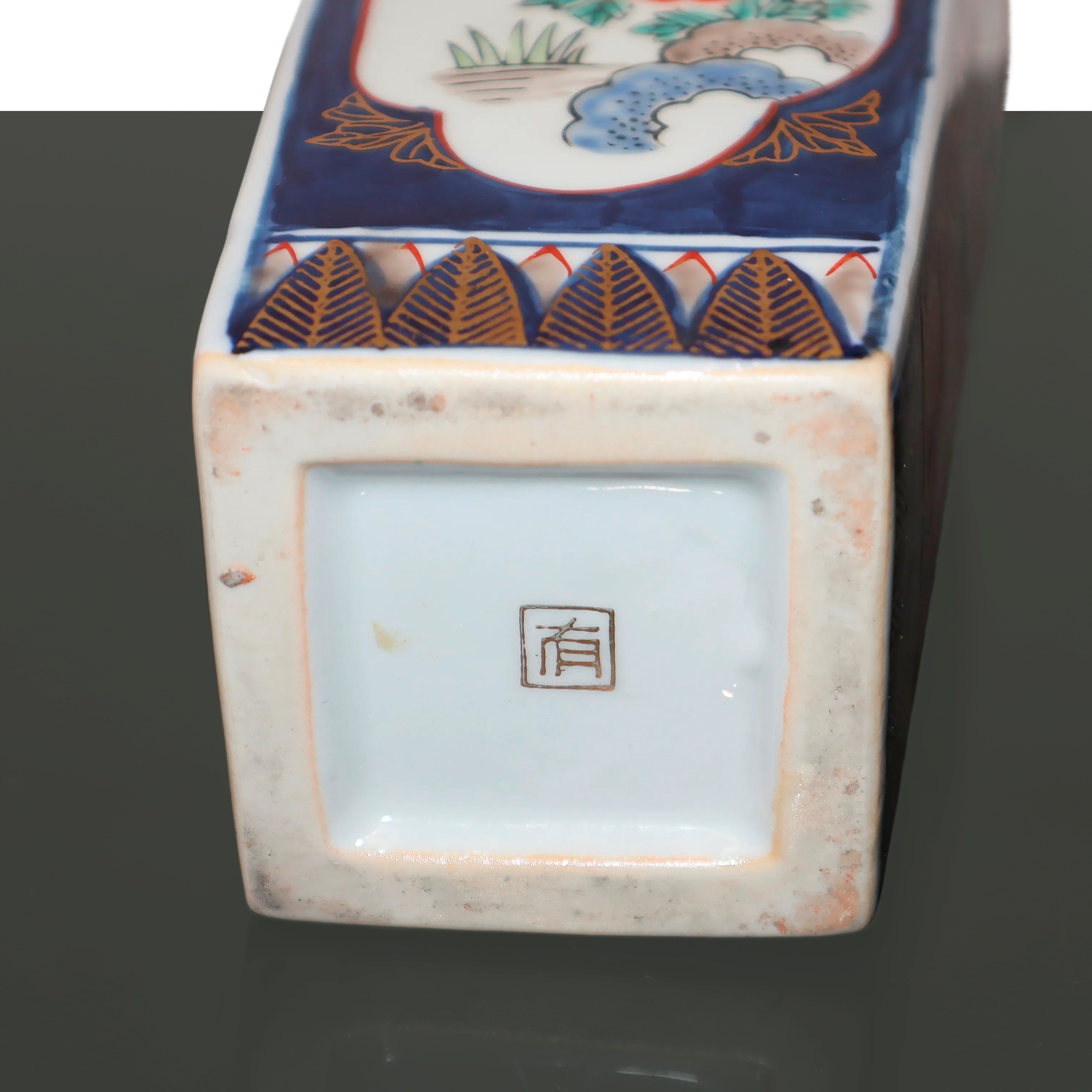 Vaso quadrangolare giapponese dipinto a motivi floreali