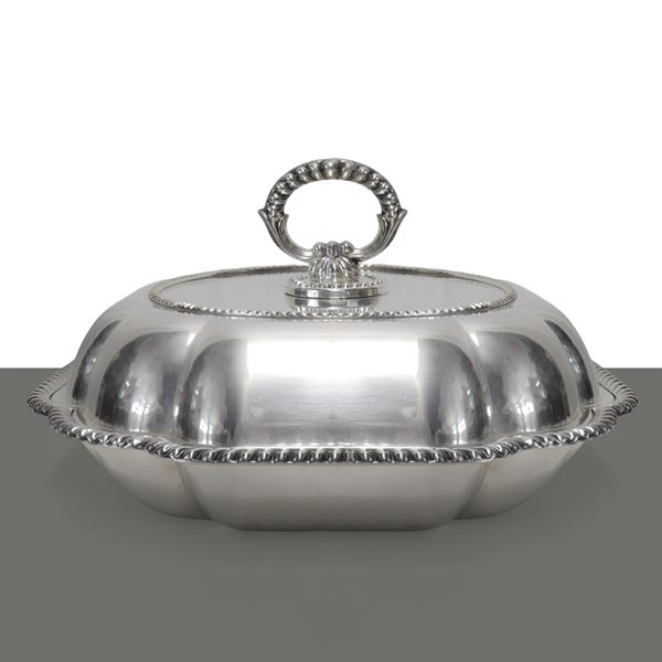Silver lunchbox with lid
