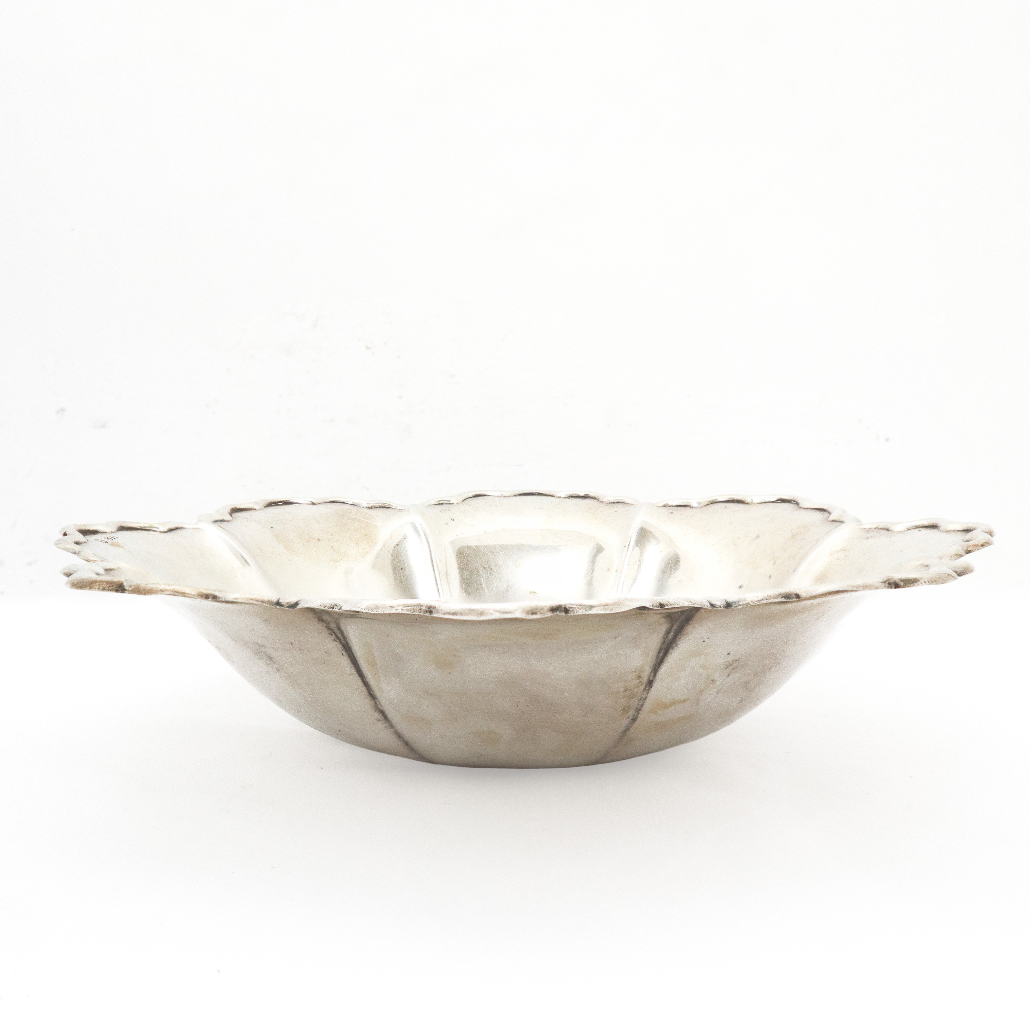 Piccola ciotola in argento 800 con bordo sbalzato
